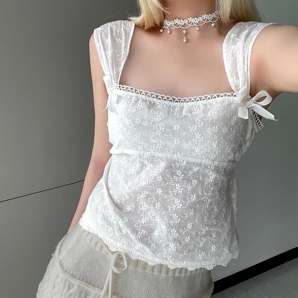 [SOLD ON DEPOP] WHITE FLORAL BOW TANK TOP